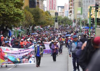 Los maestros urbanos se movilizan por el centro paceño. Foto: La Razón
