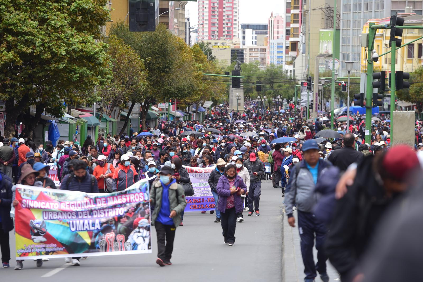 Los maestros urbanos se movilizan por el centro paceño. Foto: La Razón