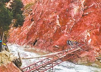 Funcionarios retiran el puente montado por loteadores.