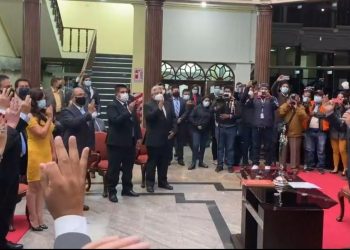 Reyes Villa posesiona a sus secretarios y asegura que se dejará al margen el trabajo político