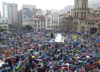 Llega la masiva marcha en defensa de Arce a la plaza San Francisco de La Paz