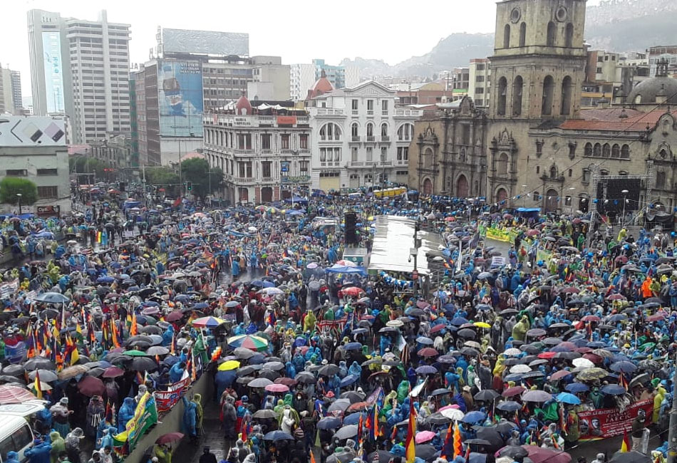 Llega la masiva marcha en defensa de Arce a la plaza San Francisco de La Paz