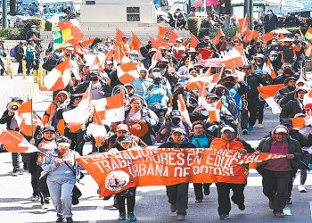 Los maestros urbanos marchan en las calles céntricas de La Paz.