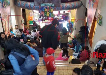 Niños festejan con Mario Bros