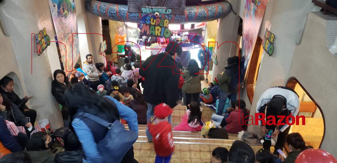 Niños festejan con Mario Bros