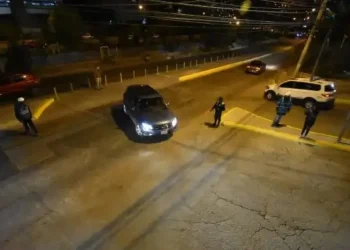 La Alcaldía cerró el carril de bajada de la avenida Costanera debido a la crecida del río Pasajahuira. Foto referencial AMUN