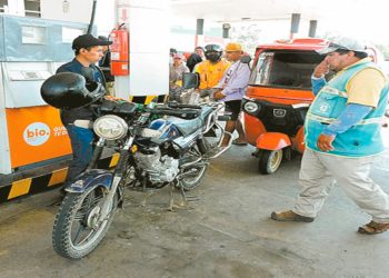 Una persona compra combustible en Santa Cruz.