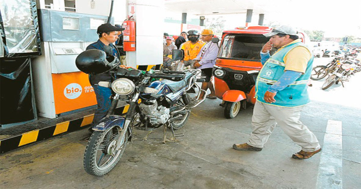 Una persona compra combustible en Santa Cruz.