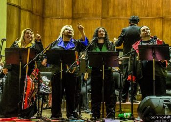 Los integrantes de Mentes Ociosas, en un ensayo con la Sinfónica Chuquiago. Foto Ahmed Ríos