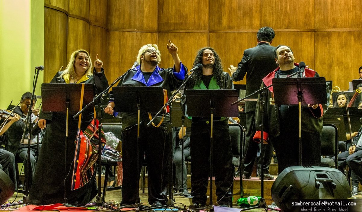 Los integrantes de Mentes Ociosas, en un ensayo con la Sinfónica Chuquiago. Foto Ahmed Ríos
