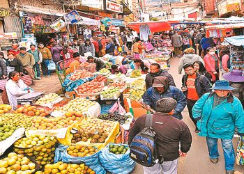 La población realiza sus compras en un mercado de La Paz.
