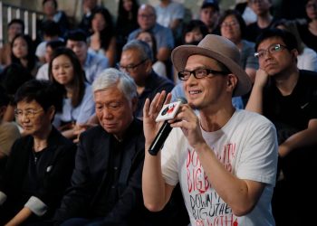 Estrella de la canción acusada de cantar en una manifestación electoral en Hong Kong