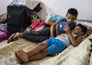 Una escuela en línea une a cientos de niños migrantes a lo largo de la frontera mexicana