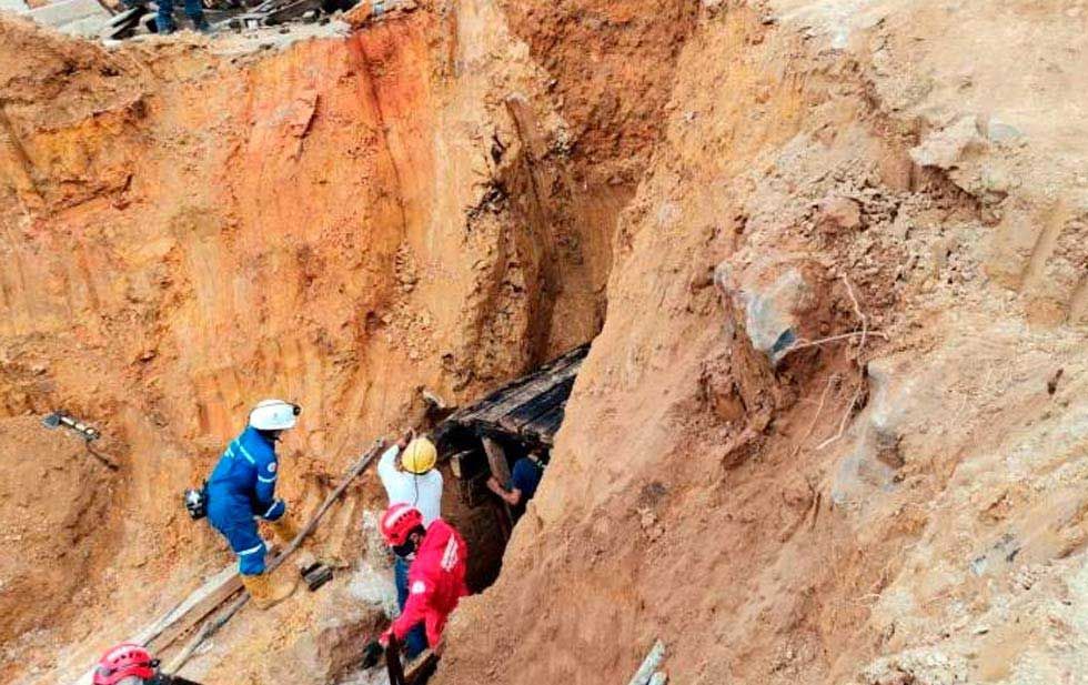 Rescatistas sacan el cuerpo inerte de un minero. Foto: El Potosí
