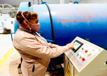 Una operaria en una industria.