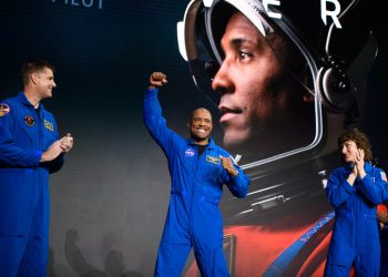 Un piloto afroamericano y una mujer especializada en ingeniería eléctrica son parte de la tripulación. Foto: AFP
