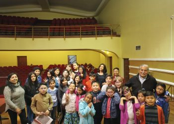 Nicolás Suárez, mejor conocido como Nikopol, junto a niños del coro María Jesús Torrez. Foto: Producción Nicolás Suárez