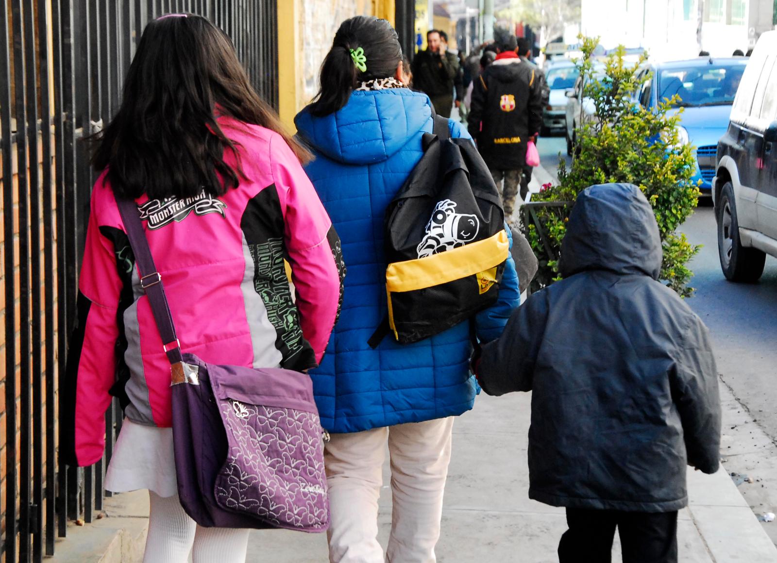 Ante el incremento del frío, Salud pide a colegios flexibilidad en el uso del uniforme a estudiantes. Foto: La Razón