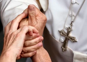 Papa pide privilegiar el amor a los pobres en exhortación apostólica