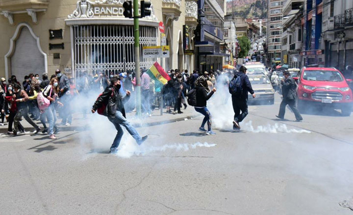 Paro con fuerza en Santa Cruz; bloqueos esporádicos en otras regiones y trifulcas