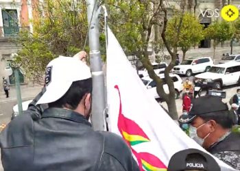 Policías y militares impiden la iza de una bandera con la flor del patujú en la plaza Murillo