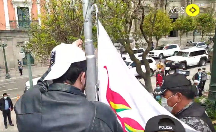 Policías y militares impiden la iza de una bandera con la flor del patujú en la plaza Murillo