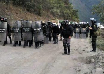 La Policía interviene bloqueo de cocaleros y despeja el camino a Coripata
