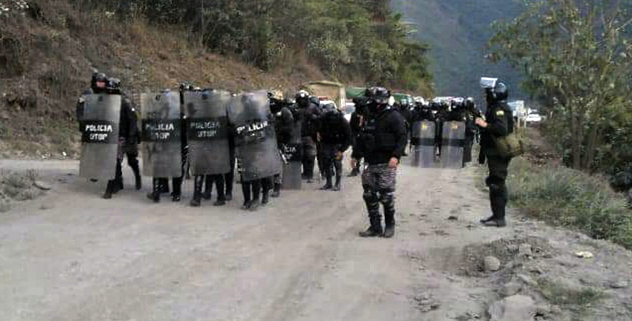 La Policía interviene bloqueo de cocaleros y despeja el camino a Coripata