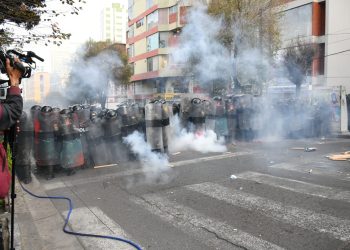 Tres policías resultaron heridos durante los últimos enfrentamientos con los maestros urbanos. Foto: APG