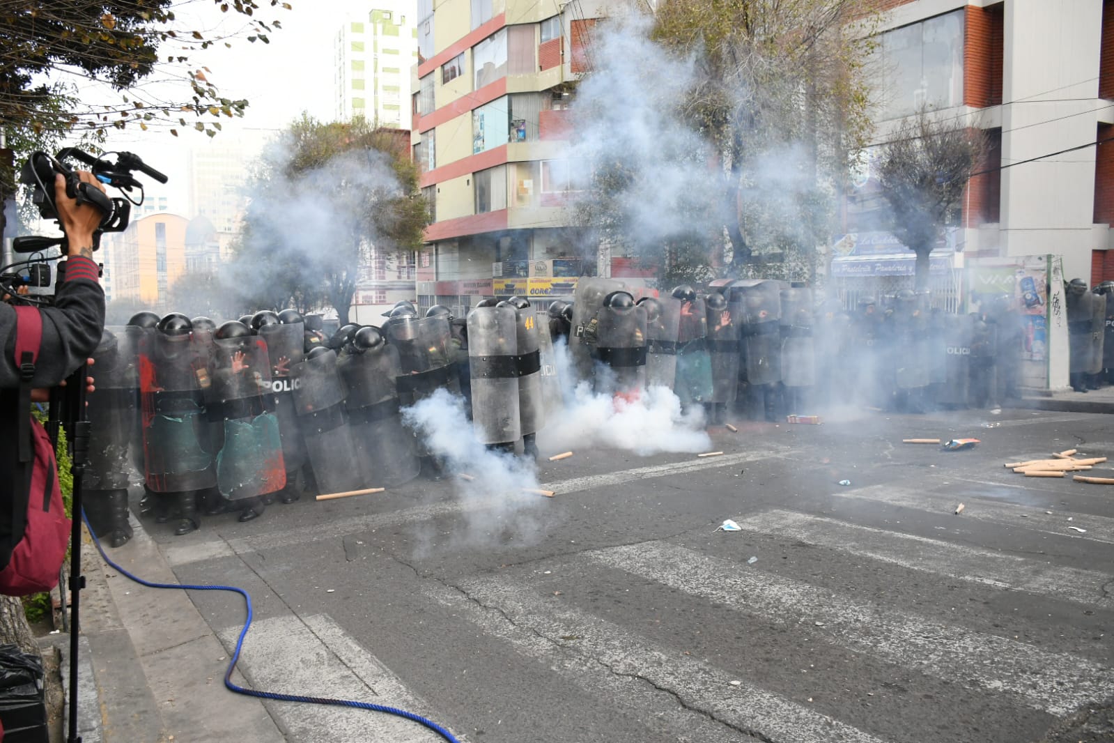 Tres policías resultaron heridos durante los últimos enfrentamientos con los maestros urbanos. Foto: APG