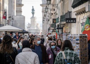portugueses_en_una_calle_de_lisboa.jpg