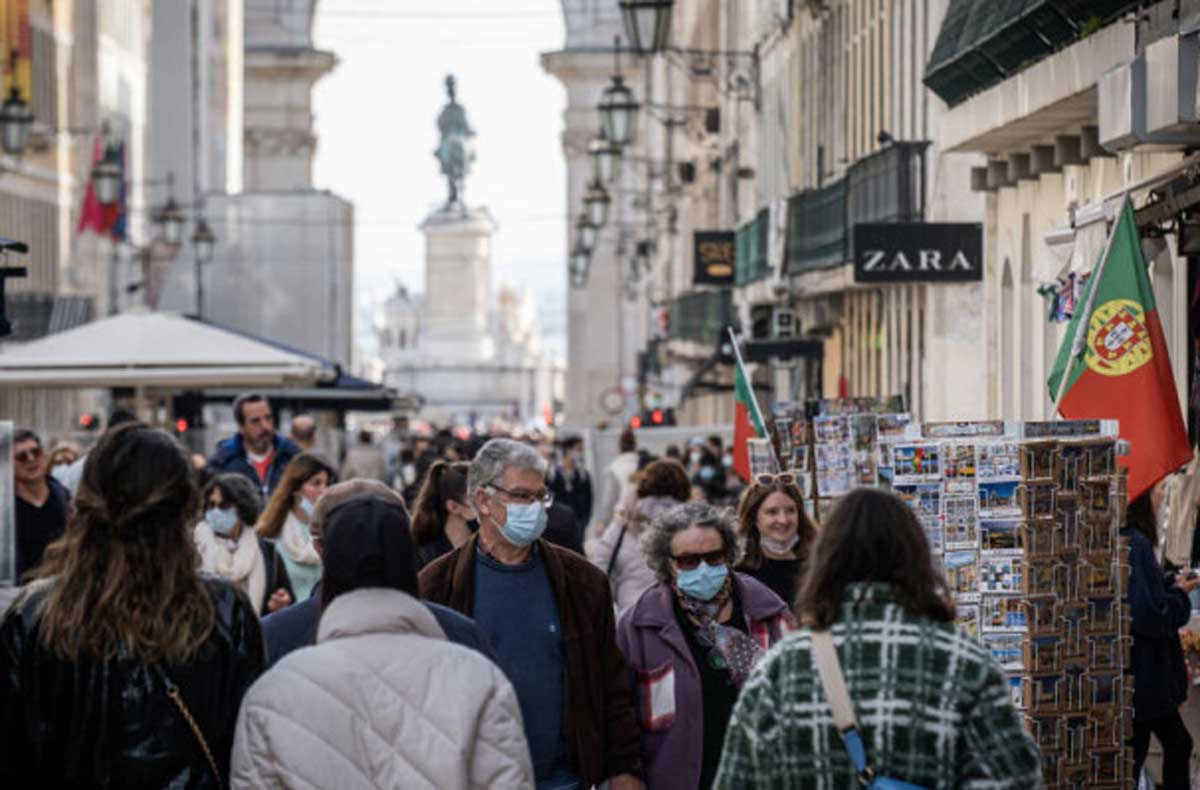 portugueses_en_una_calle_de_lisboa.jpg