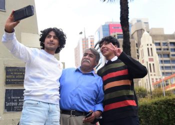 Paolo, Álex y Franco se toman una selfie en la Plaza del Estudiante. Foto: Rodwy Cazón