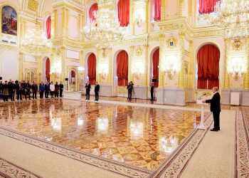 putin_junto_a_embajadores.jpg