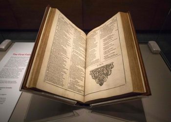 El ejemplar del primer recopilatorio de obras de Shakespeare que se exopne. Foto: AFP