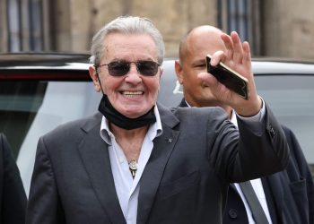 El actor francés Alain Delon subasta obras de arte.