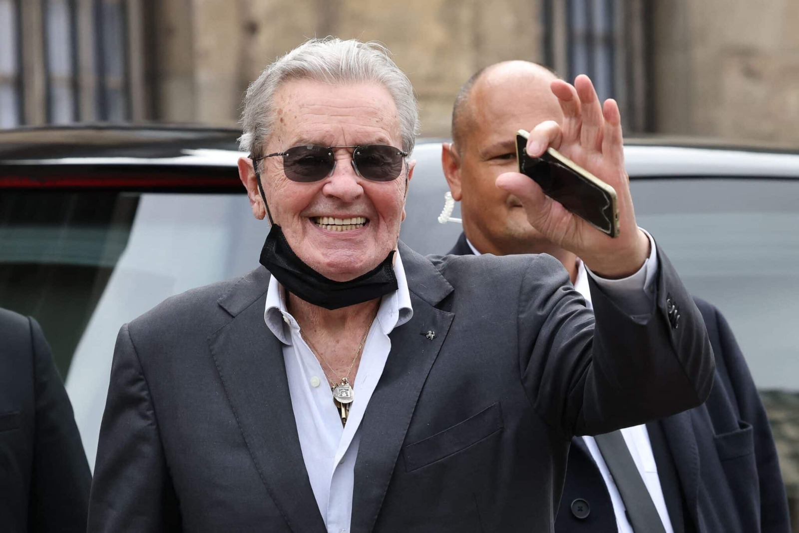 El actor francés Alain Delon subasta obras de arte.