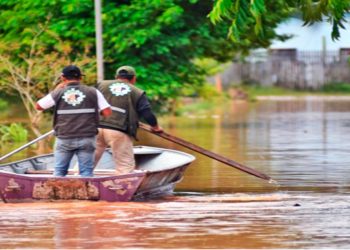 Rescatistas, tras desborde del río.