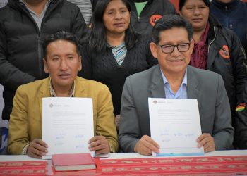 El ministro de Educación, Édgar Pary, y el secretario ejecutivo del magisterio rural Ruddy Callisaya. Foto: Ministerio de Educación
