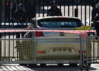 se_estrella_un_auto_downing_street.jpg