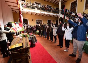 Quispe posesiona a sus secretarios y dice ‘basta de derechistas e izquierdistas, La Paz es una’