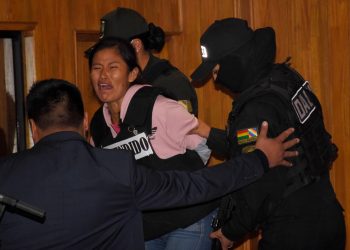 Elizabeth Mamani es retirada de la presentación en el Ministerio de Gobierno. Se la investiga por secuestro. Foto: APG