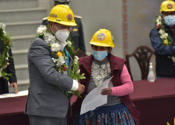 El Gobierno presenta el seguro obligatorio de accidentes para albañiles a un costo de Bs 150