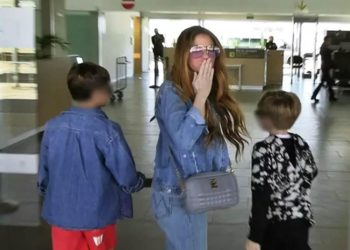 Con un beso Shakira se despidió de Barcelona, donde vivió más de 10 años. Foto: Europa Press