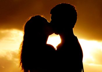 silueta-pareja-besandose-atardecer.jpg