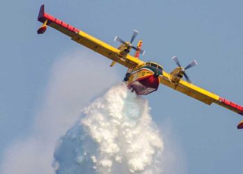 Un avión de lucha contra el fuego se estrella en Turquía con siete personas a bordo