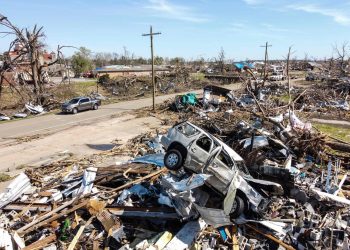El balance de fallecidos por tornado en el país subió de 26 a 29. Foto: AFP