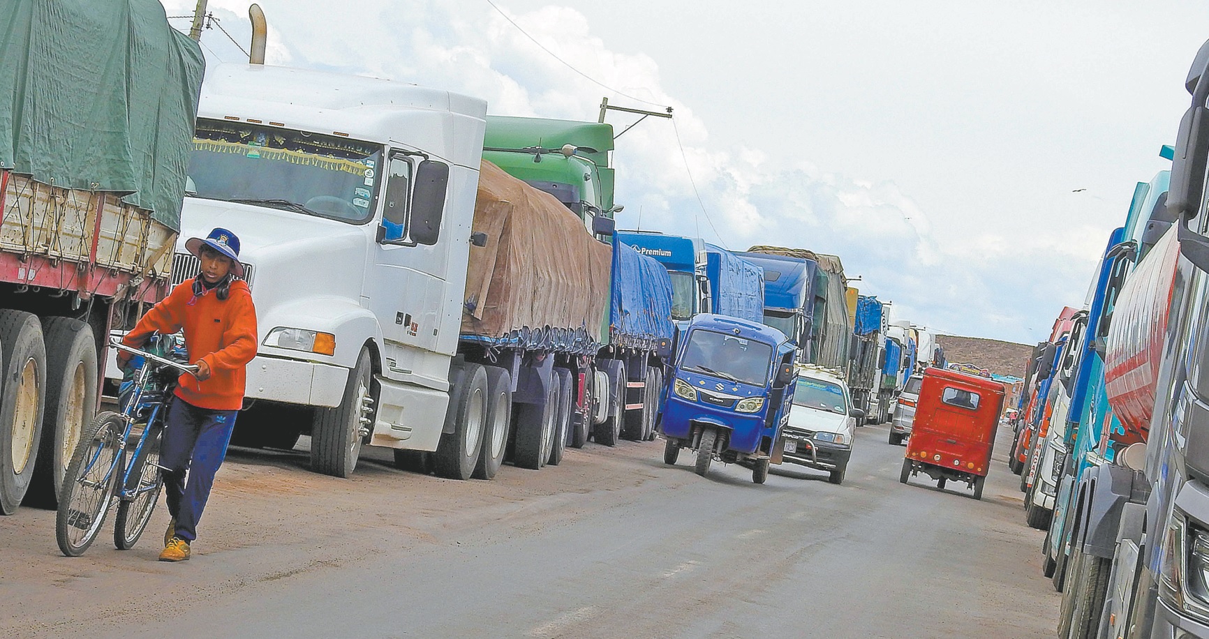 El transporte de carga internacional parado, en la frontera de Desaguadero.