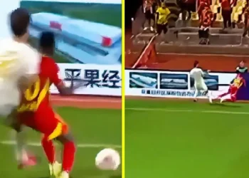 Un futbolista se rompe el cuello tras chocar contra valla publicitaria