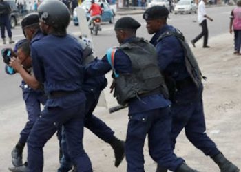 La policía mata a un estudiante que no llevaba mascarilla en RD Congo